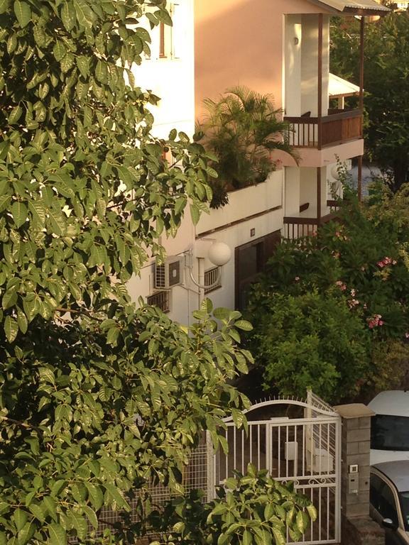 Apartament Au Meuble Des Roches Saint-Gilles Les Bains Zewnętrze zdjęcie